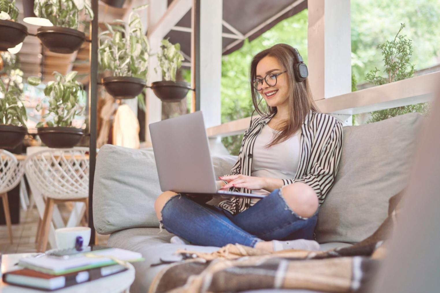 Consulente finanziario che utilizza tecnologie avanzate per l'analisi dei portafogli